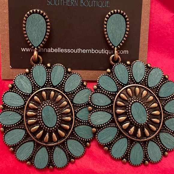 No Brand Jewelry - ❌SOLD❌
Earrings, Oval Flower Dangle
